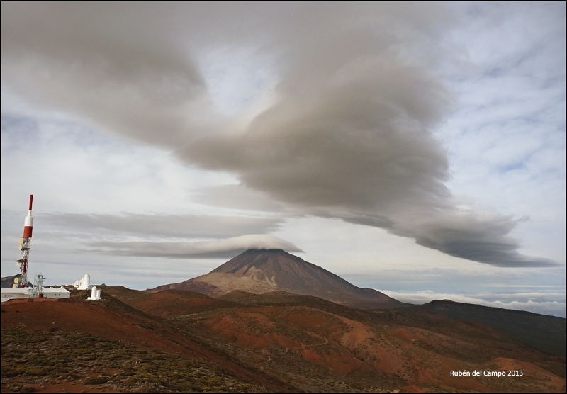 El Teide, una "fábrica" de nubes
Los primeros días de marzo del 2013 las cumbres de Tenerife se vieron afectadas por un fuerte temporal de viento. La presencia de humedad en capas medias y altas, en combinación con esos vientos, propició la formación de una "nube sombrero" sobre el pico del Teide y de Altocumulus lenticulatis
Álbumes del atlas: ZCMAR13 nubes_capuchon