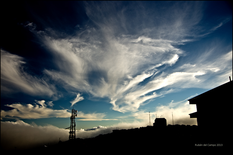 Atardecer de otoño en Izaña (Tenerife)
La tarde del 4 de diciembre se despidió de la isla de Tenerife con un festival de nubes altas, que desde la privilegiada atalaya del Observatorio Atmosférico de Izaña, se veían de la manera que se muestra en la fotografía: por un lado aparecen nubes altas, destacando los llamativos Altocumulus floccus, y por otro lado tenemos, en la parte inferior izquierda de la imagen, Stratus, que procedentes del mar de nubes parecen querer alcanzar el nivel del observatorio, situado a 2.364 metros de altitud.
Álbumes del atlas: ZCDIC13 varios_generos_simultaneamente
