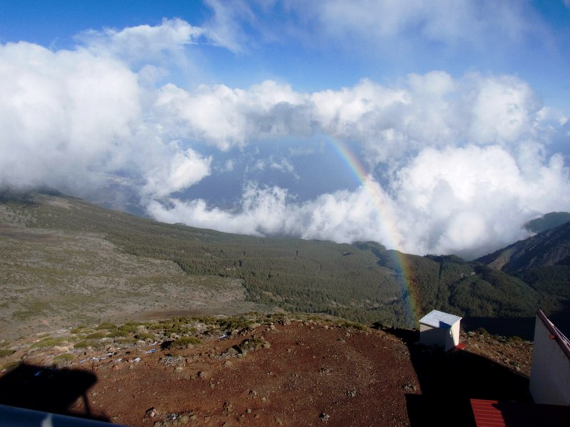 Arco iris
La jornada del 25 de enero del 2011 estuvo marcada en el Observatorio de Izaña por cierta inestabilidad atmosférica, que provocó algunos chubascos débiles como el que formó este arco iris hacia el valle de Güímar.
