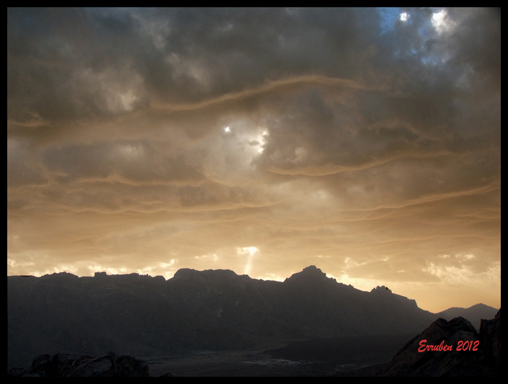 Ondas en la base de las nubes
Imágen tomada en Las Cañadas del Teide la tarde del 14 de enero. La combinación de nubosidad media con la calima reinante a lo largo de esa jornada provocó un atardecer con estos colores tan fantásticos.
