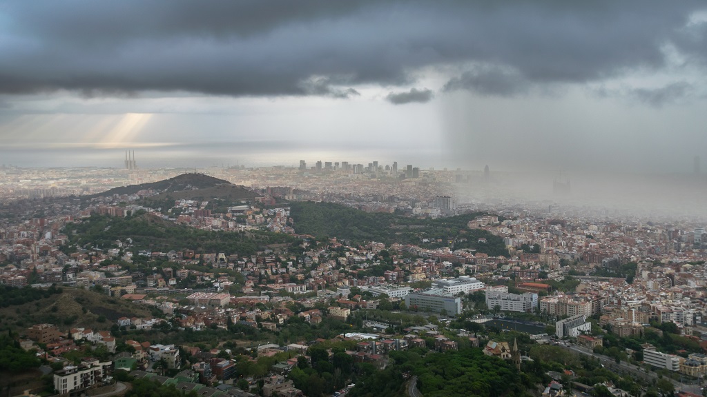 Aquí lluvia, allí Sol
Imagen que capta el instante que un chubasco intenso afecta algunos barrios de la ciudad de Barcelona, mientras en el horizonte insiste el Sol en filtrarse entre las nubes.
