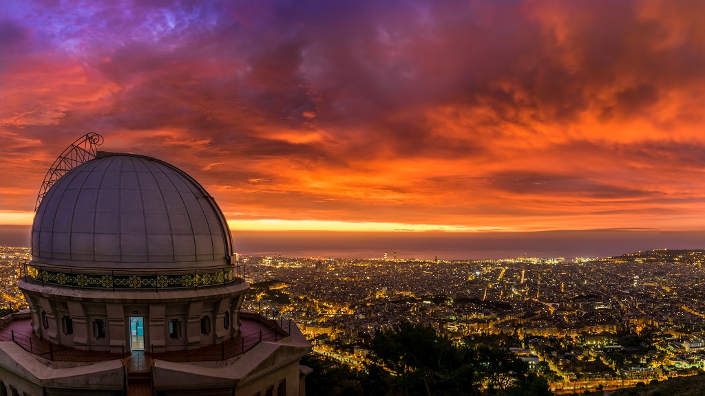 Amanecer en el Observatorio
Candilazo matinal cuando la ciudad todavía no ha apagado sus luces nocturnas mientras el Observatorio, con sus luces encendidas, nos sugiere su eterna actividad.

