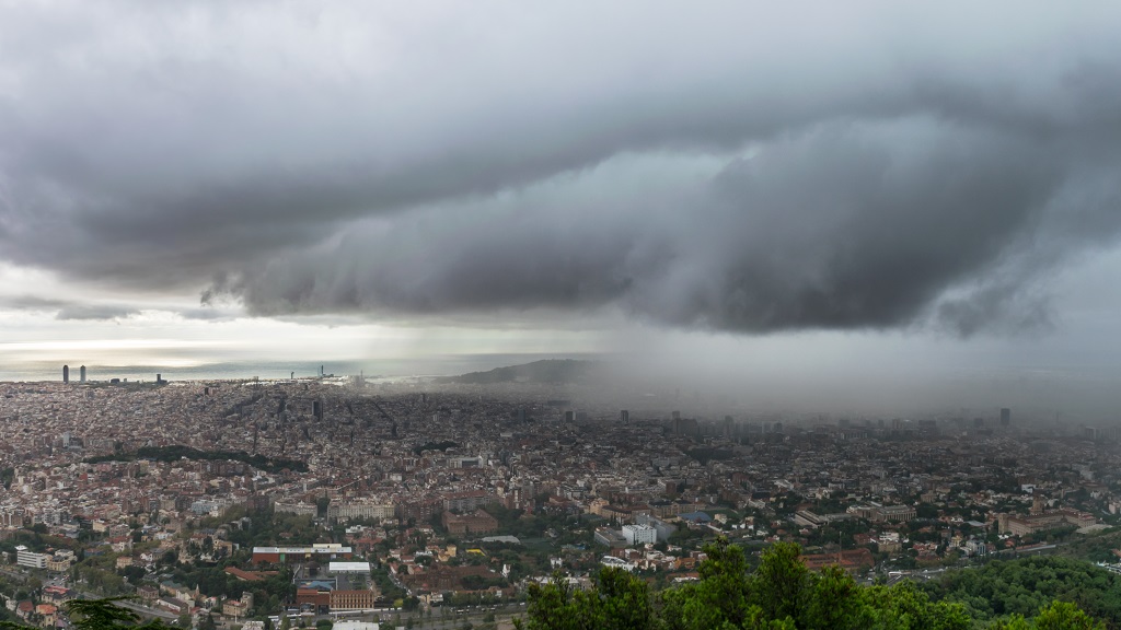 Parece que va a llover
Llegada de una cortina de precipitación a la ciudad de Barcelona, precedida de un vistoso arcus.
