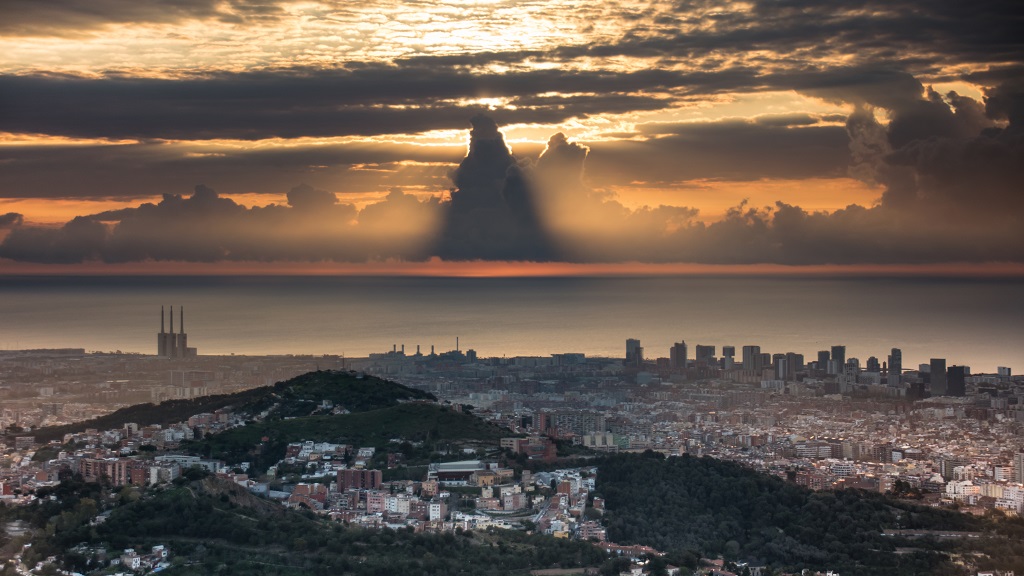 Sombra de cúmulo
Proyección sobre la ciudad de Barcelona de la sombra de una columna de cúmulus congestus situado sobre el mar a la salida del Sol.
