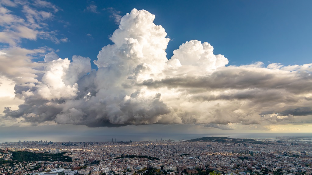 Sobre la ciudad
Cumulus congestus aislado en plena explosión convectiva y situado justo encima de la ciudad de Barcelona. La luz de la puesta de Sol que incide sobre él muy bien su contorno y su textura.
