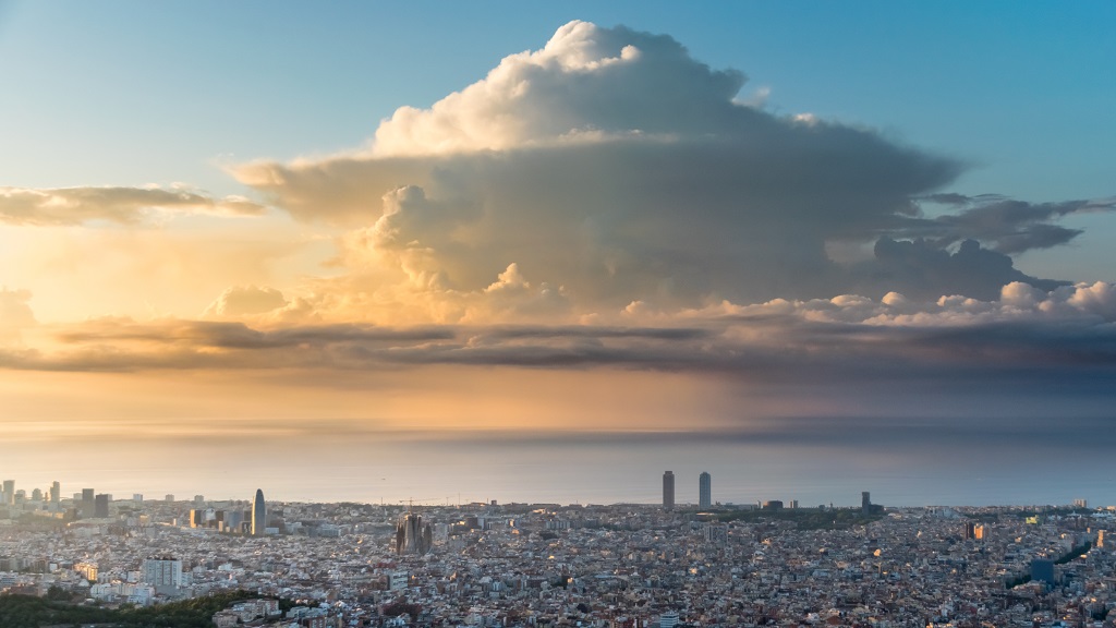 Nube a la vista
Cumulonimbus matinal frente a la ciudad de Barcelona, en el instante en el que el Sol comienza a iluminarlo por un lateral y a su cortina de precipitación que descarga sobre el mar.
Álbumes del atlas: aaa_atlas