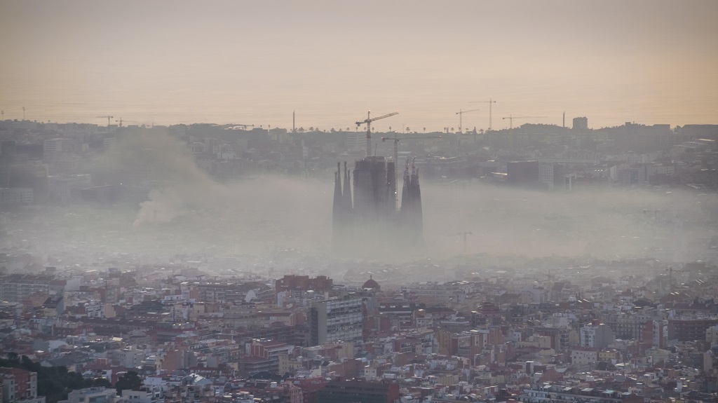 Lago de humo
En una mañana estable de invierno el humo de un incendio urbano queda estancado en las capas bajas sin ventilación creando una especial de lago en el medio del cual emerge como una isla la Sagrada Familia de Barcelona.
