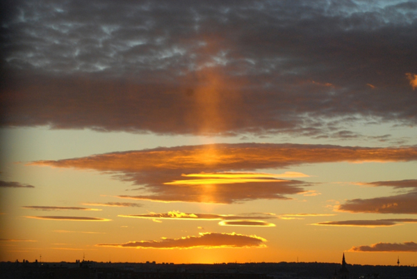 Pilar de sol
Sun pillar tomado al aterdecer sobre la línea del horizonte de Madrid, vista desde Torrejón de Ardoz.
Álbumes del atlas: pilar_de_sol aaa_no_album