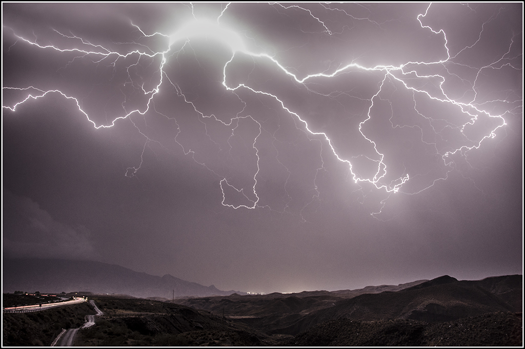 Electric desert
Extraordinaria descarga eléctrica ramificada, durante las tormentas severas que afectaron a Almería en la Gota Fría de Septiembre.
