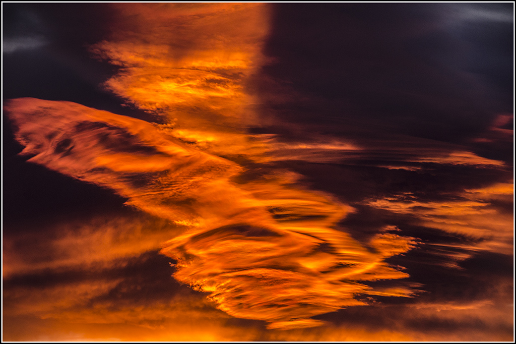 El vuelo del Fenix
Candilazo de fuego incidiendo en un océano de nubes Lenticulares sobre Sierra Nevada-Sierra de Gador
