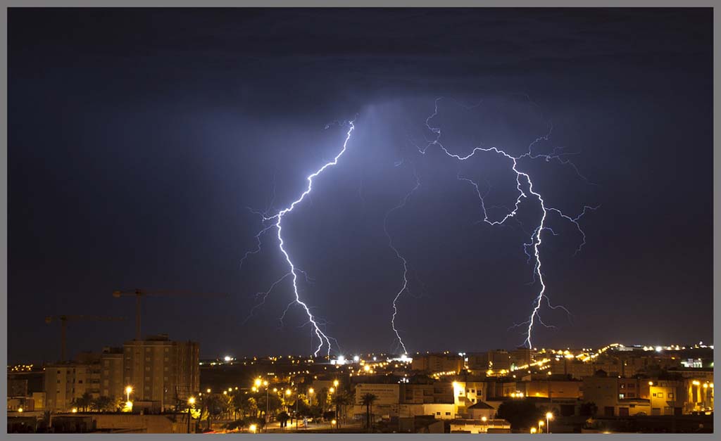 Descarga Triple
Majestuosa Tormenta Electrica Veraniega, que acercandose desde el mar penetro en tierra hacia las Alpujarras de Almería y dejo durante 40 minutos un espectaculo grandioso en los cielos.
