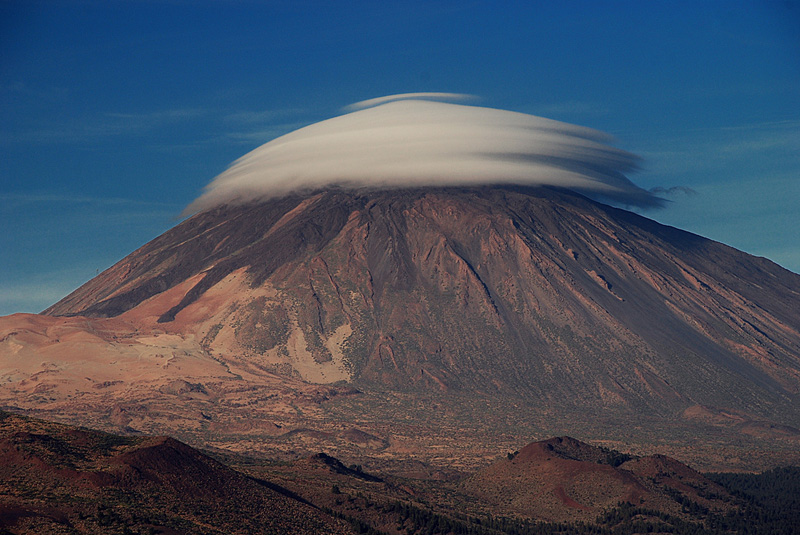 "El Teide luce sombrero"
Un “sombrero” en la cima del Teide nos indica la llegada de un frente y/o de inestabilidad atmósferica en las inmediatas 24-48 horas.
Álbumes del atlas: nubes_capuchon