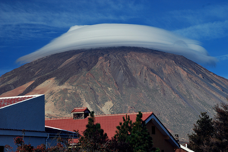 "El Teide luce sombrero-III"
Un “sombrero” en la cima del Teide nos indica la llegada de un frente y/o de inestabilidad atmósferica en las inmediatas 24-48 horas.
Álbumes del atlas: nubes_capuchon