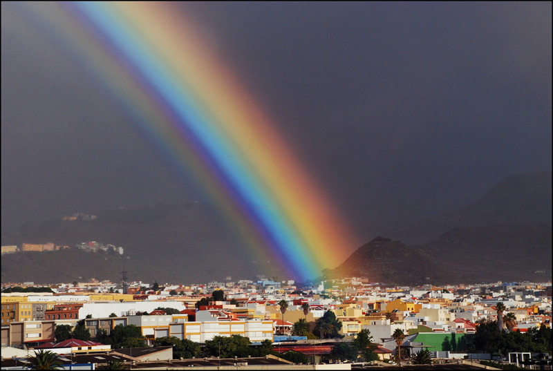 "Arco de color" (II)
El arco iris es un fenómeno óptico muy común en otoño e invierno en el área metropolitana de S/C de Tenerife. Las nubes bajas que vienen del Norte quedan retenidas en las montañas de Anaga, al norte de la capital. Se produce la típica lluvia orográfica a barlovento y en la parte central de la montaña, mientras que, a veces, las nubes que pasan por encima de la cresta descienden por el lado de sotavento, al Sur, deshaciéndose por efecto föehn, quedando el tiempo soleado. Entonces, con la precipitación que ar
Álbumes del atlas: arco_iris_primario