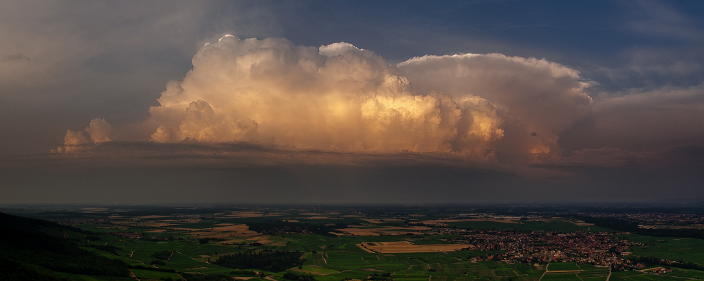 Free Convection
In the evening of the warmest day of the year in North Alsace, multicellular and very electric storms developped from altocumulus castellanus.
Álbumes del atlas: cumulonimbus