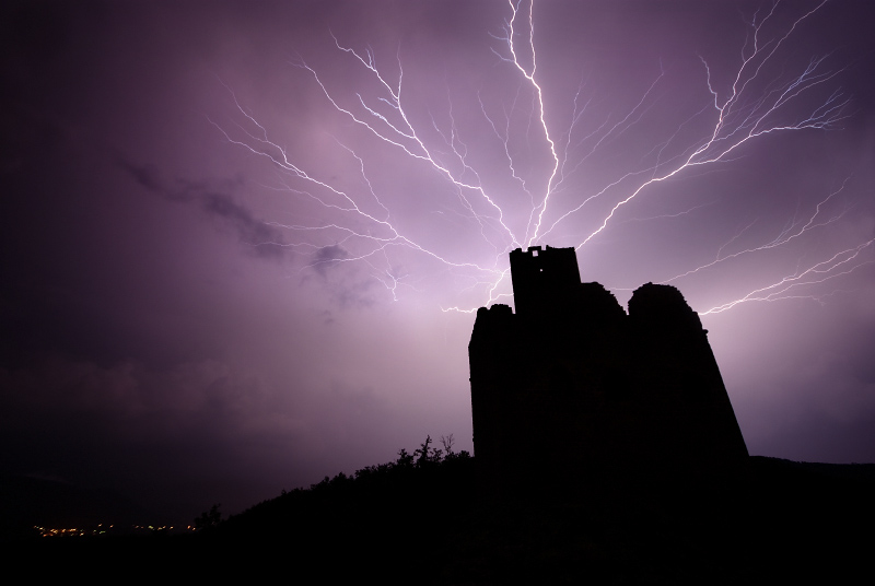 The Haunted Castle
Intense and very electric storms developped in the evening and the night of the 10th of July 2010 over Alsace. This one came with a stroboscopic intra-cloud electric activity, and continuous thunder.
