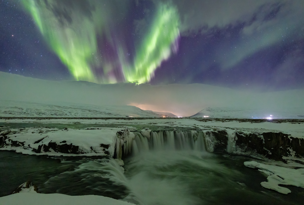 03 MARZO: Aurora boreal en Godafoss
Godafoss, magnífica cascada semihelada, con espectacular noche de aurora boreal

