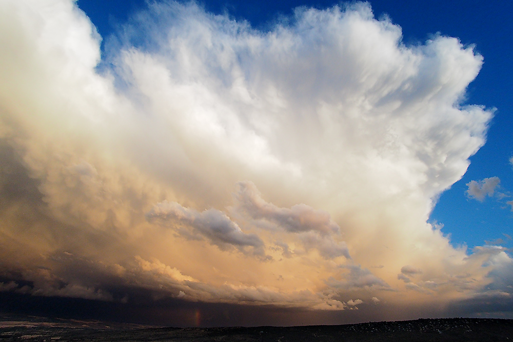 Cumulonimbus Incus 
En ocasiones situarse a distancia de una gran tormenta te permite ver como se expande la nube en busca de los límites de la atmósfera provocando una gran yunque. 
