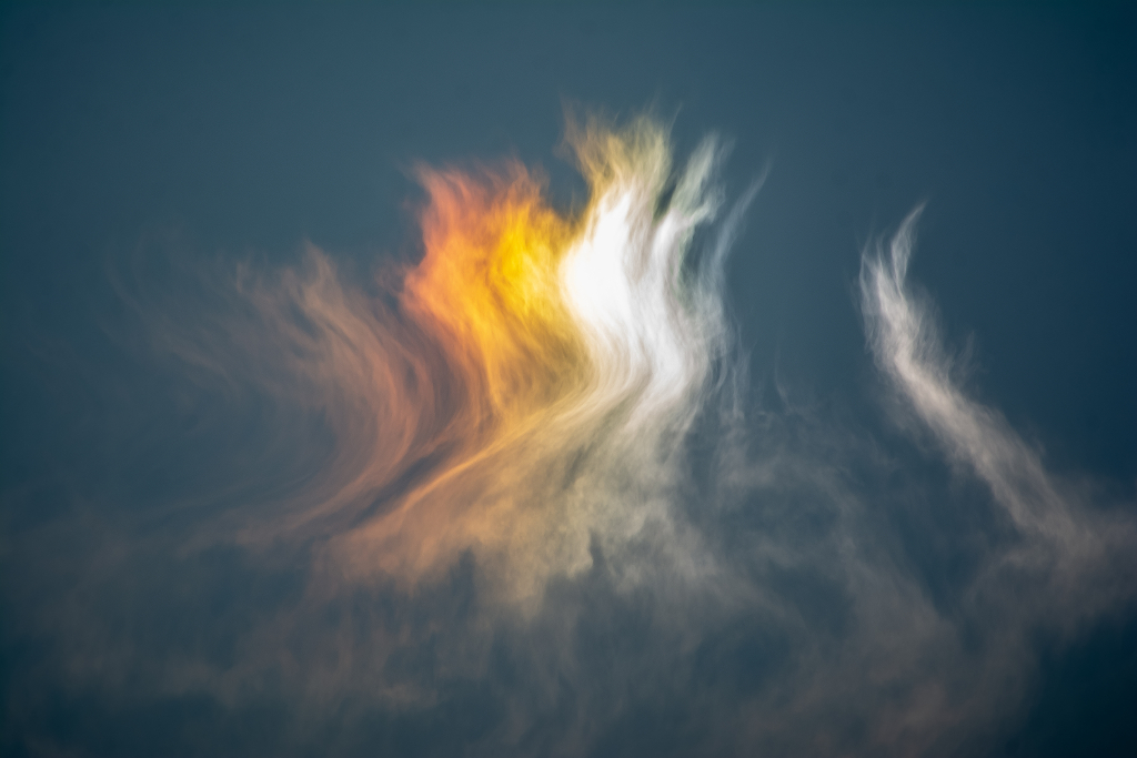 Cirrus con parhelio
Momentos efímeros en que la nube i el sol se sitúan en el sitio exacto y nos ofrecen un bello espectáculo de color. 
No sé si era un parhelio o unas irisaciones, pero estaba la nube justo a la derecha del sol i a su misma altura.
Álbumes del atlas: zfi20 parhelio cirrus