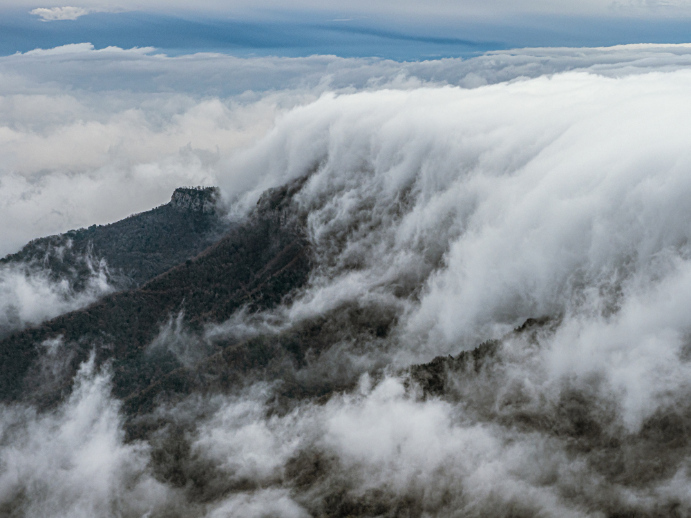 Barra de ponent
La «barra de ponent» se forma cuando la niebla de Osona rebosa hacia la Garrotxa por encima de la Serra de Llancers. Vista desde arriba, desde la zona del Puigsacalm justo enfrente, da unas imágenes espectaculares.
