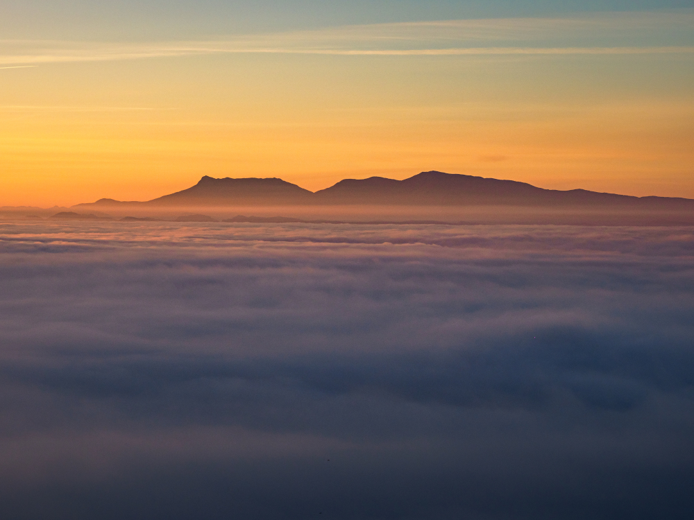 Primeras luces
El mar de niebla sobre la plana de Vic con el Montseny al fondo, justo en el momento de la salida del sol.
