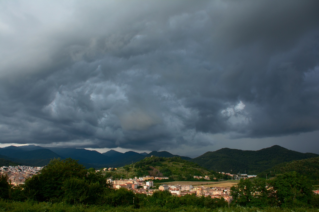 Tormenta de verano 1
Verano lluvioso, con unos cielos espectaculares como este de una tarde de domingo en que la tormenta bajaba del Ripollès.
