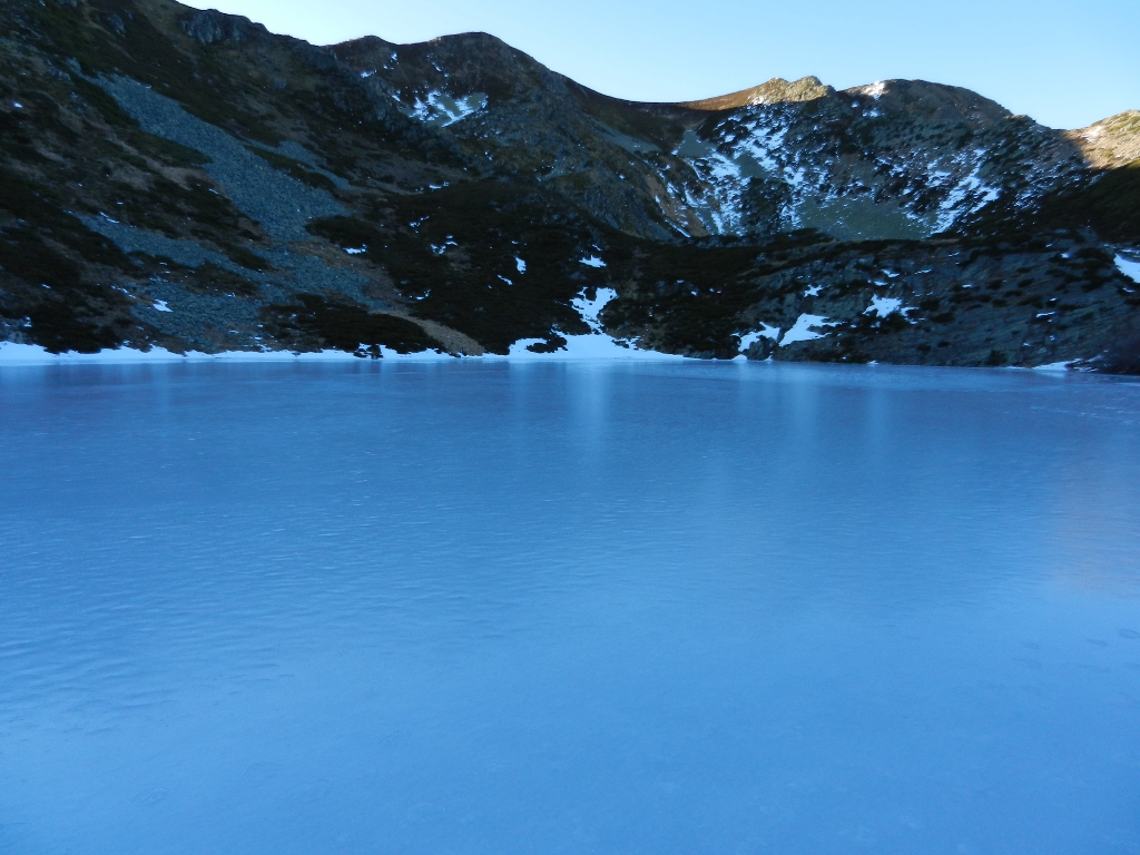 Pista de patinaje a 1800m
Laguna inferior de las Lagunas de Fasgueu en el valle de Degaña, totalmente helada con un grosor de unso 10-15cm, se andaba por ella sin problemas.
