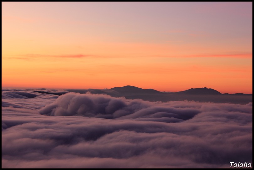 Mar de nubes con los montes Obarenes al fondo
Aquí, y tras el mar de nubes, asoman los montes Obarenes.
Álbumes del atlas: mar_de_nubes