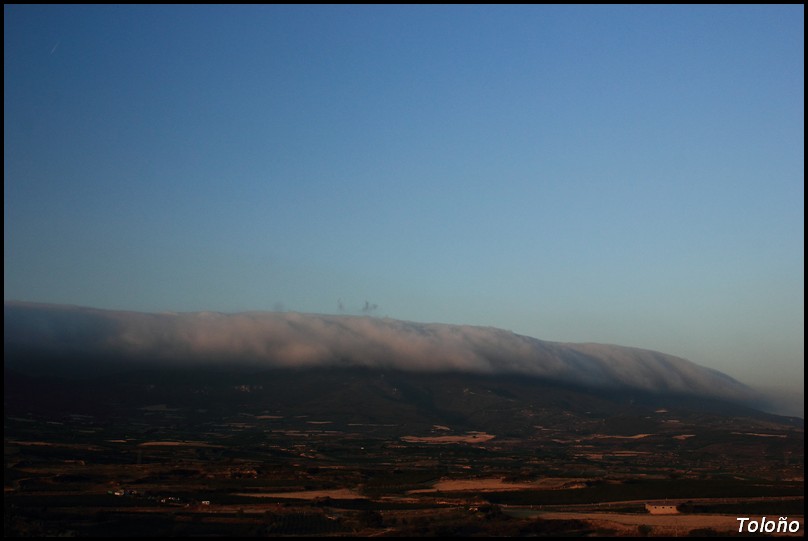 Nubes de efecto foehn
Típico muro de foehn formado en la Sierra de Cantabria cuando se "chocan" las nubes procedentes del Norte con el aire más seco y cálido que se encuentra en la vertiente sur de la sierra
