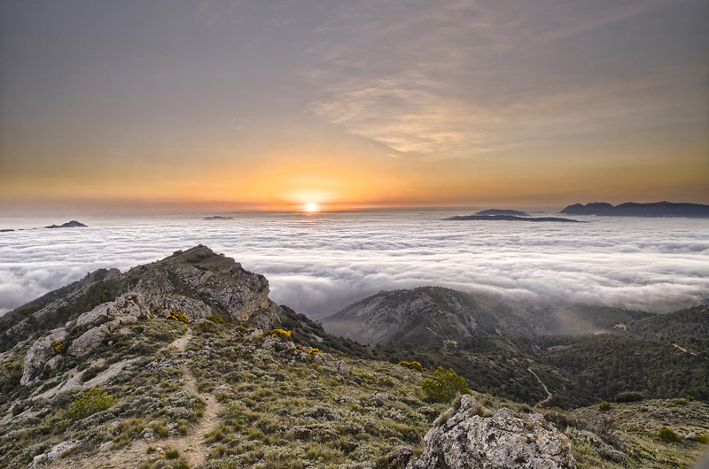 El espectáculo de la vida
Panorámica de 7 fotografias desde la cima de la Teixera, a la izquierda el imponente Benicadell, a la derecha la sierra de Aitana, belleza en estado puro. 
