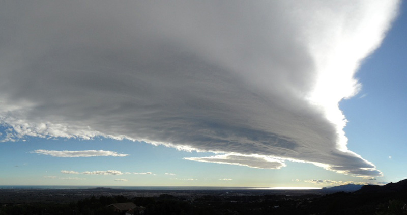 Sc Lenticular
Gran nube de viento, conocida como “Altocúmulo lenticular”. Era sorprendente, y más, con el viento que arreciaba
