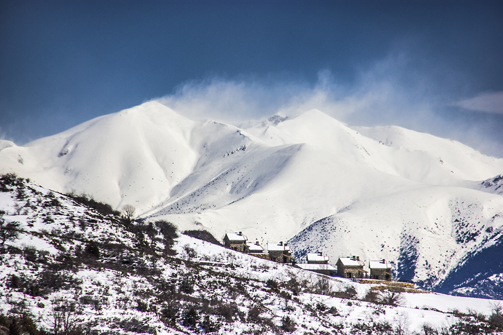 La ventisca
Uno de los fenómenos meteorológicos, junto a la nieve, más usuales en invierno en el Pirineo, es el viento. La forma visual más eficaz para determinarlo, es observar la fuerte ventisca en los montes, levantando la nieve como si fuera polvo. 
