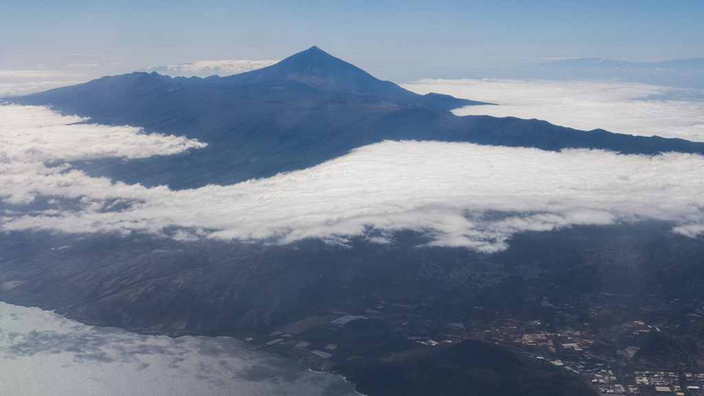 Los alisios en Tenerife
Imagen aérea donde se ve claramente los efectos de los vientos alisios en Tenerife, acumulando nubosidad densa en la cara norte, e incluso, llegando a la cara este de la isla, rodeando el Teide con un buen mar de nubes.
