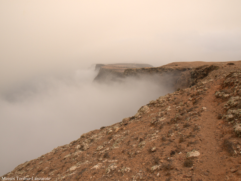 Mar de nubes sendero de la cumbre de Famara
Invasión importante de calima en Canarias y mar de nubes.
Álbumes del atlas: neblina niebla_desde_dentro
