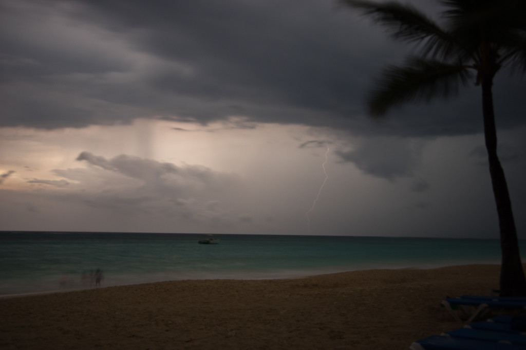 Tormenta caribeña
Rayo en plena luz durante las ultimas horas de la tarde desde el paraiso de Punta Cana durante unas pequeñas vacaciones. La tormenta duro hasta altas horas de la madrugada siendo la tormenta mas fuerte que he podido disfrutar.
