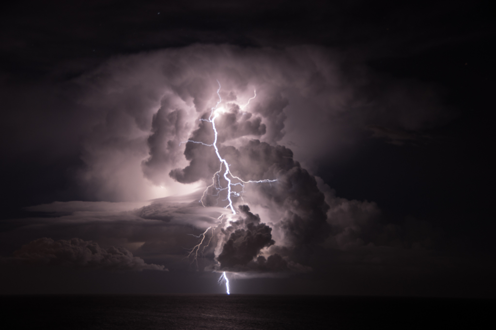 Furia
Espectacular noche donde una tormenta muy activa dejo numerosos rayos muchos de ellos de nube tierra esta en concreto en fase a cumulonimbus calvus a incus

