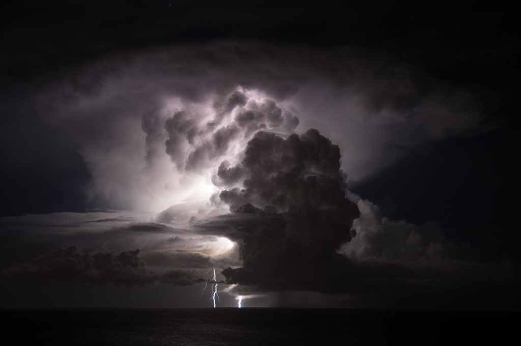 Tormenta desatada
Noche inolvidable donde una intensa tormenta dejo imagenes para el recuerdo. Este cumulonimbus Incus empezando a entrar en su fase de maduración.
