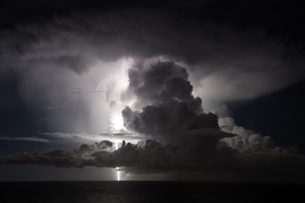 Disipación de la tormenta
Fase final del cumulonimbus Incus empezando a disiparse aun asi pudo dejar algunos rayos como colofón final.
