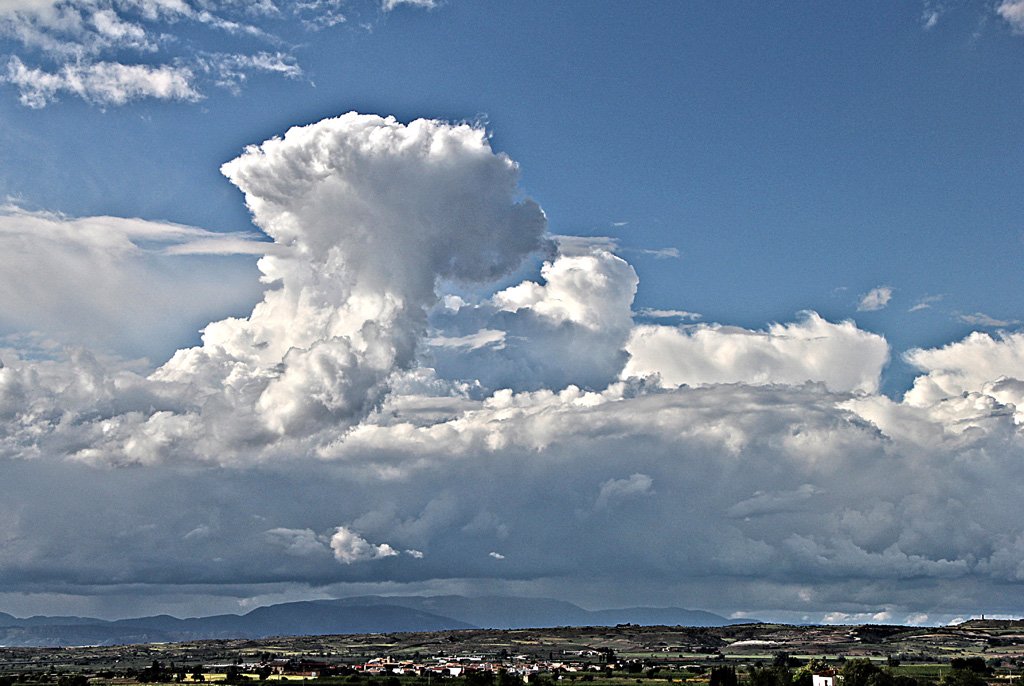 Nube seta
Cumulonimbus creciendo rápidamente en forma de seta dejando a su paso una pequeña tormenta.
