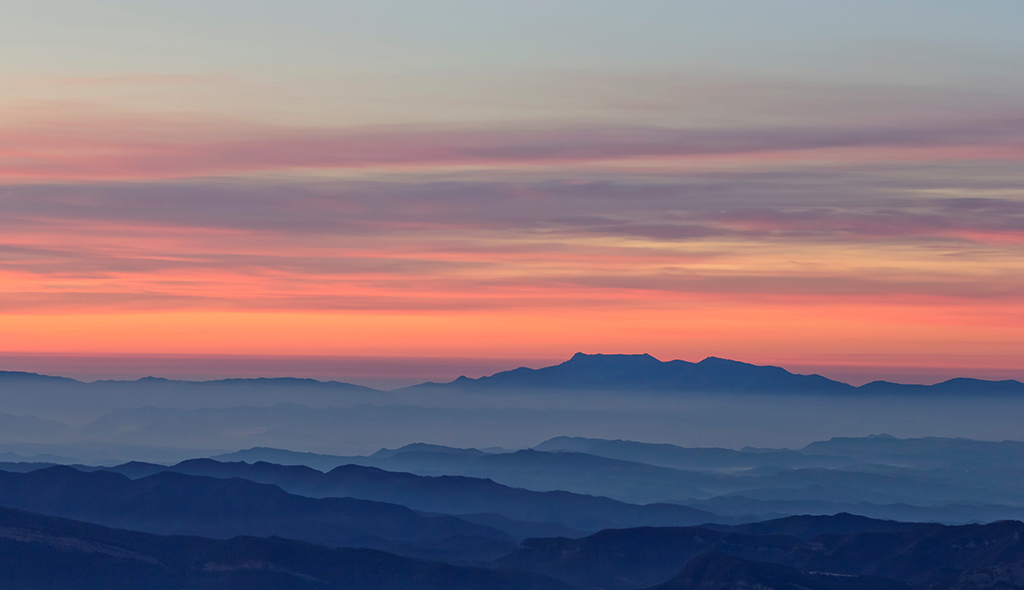 Amanecer entre niebla
Tranquilidad y paz del amanecer en alta montaña, desde La Tossa d'Alp. 
