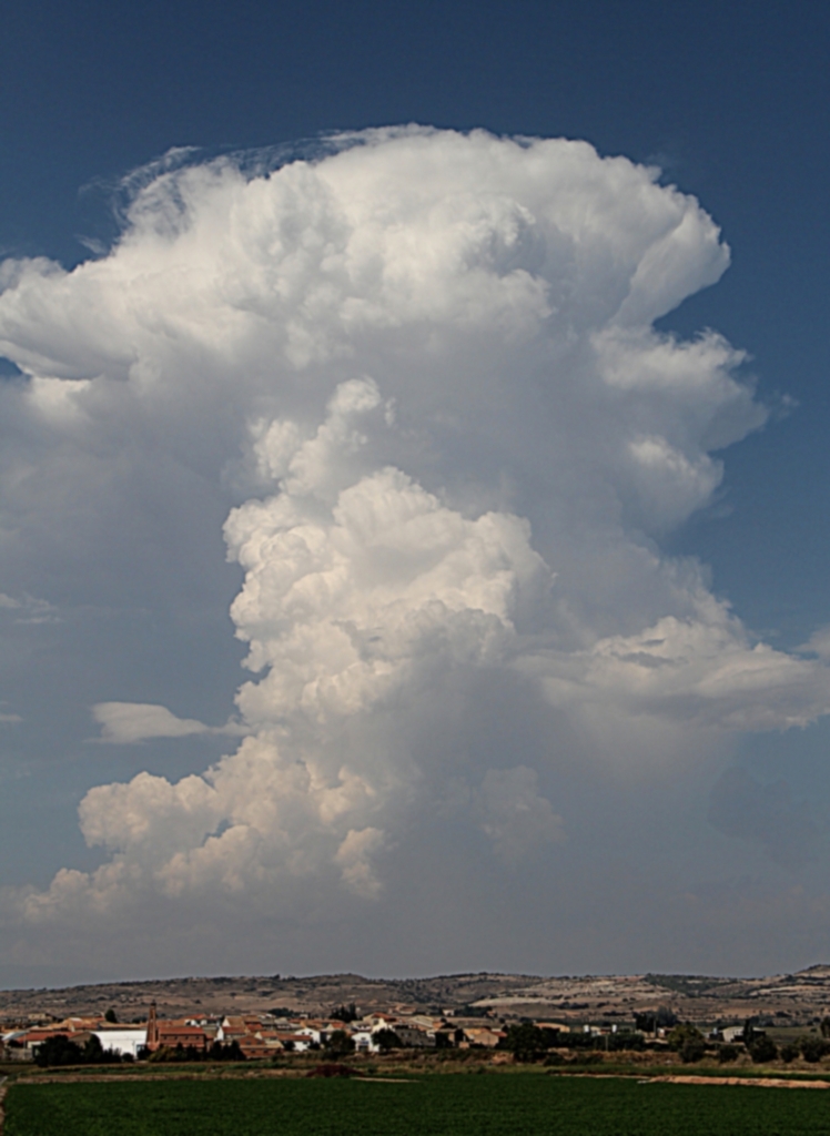Explosión
Cumulonimbus  de formación rápida, parecia que la tormenta era inminente pero se desvaneció sin dejar precipitación.
