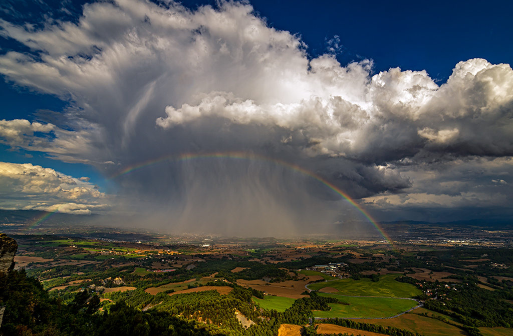 Cumulonimbo, arco iris, sol y lluvia
3 de septiembre en Sant Bartomeu del Grau, una tarde al salir el sol entre las lluvias, pude capturar la nube cumulonimbo entera, con el arco iris entre la lluvia. La Plana de Vic vista desde el abismo Roc LLarg.
