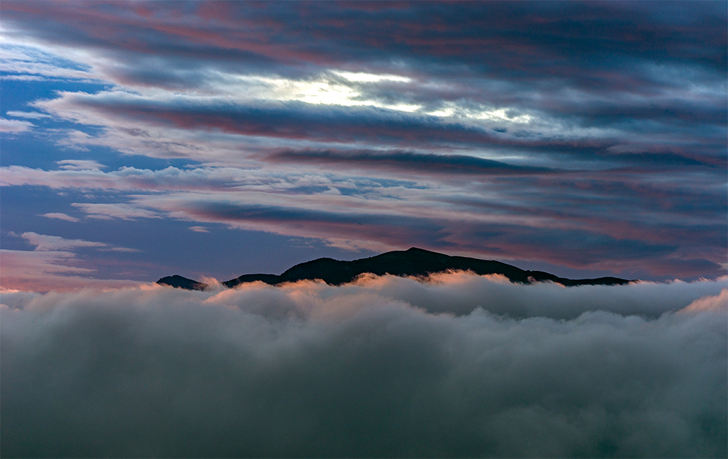 Entre nieblas y nubes
El monte Montseny entre nieblas y las nubes iluminadas por las primeras luces del sol, parecía que la montaña navegaba en un mar de niebla. Foto tomada en Sant Sebastià (Barcelona), el día 8 de octubre de 2018.
Álbumes del atlas: aaa_no_album