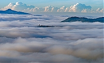 Isla entre nieblas y cumulonimbos