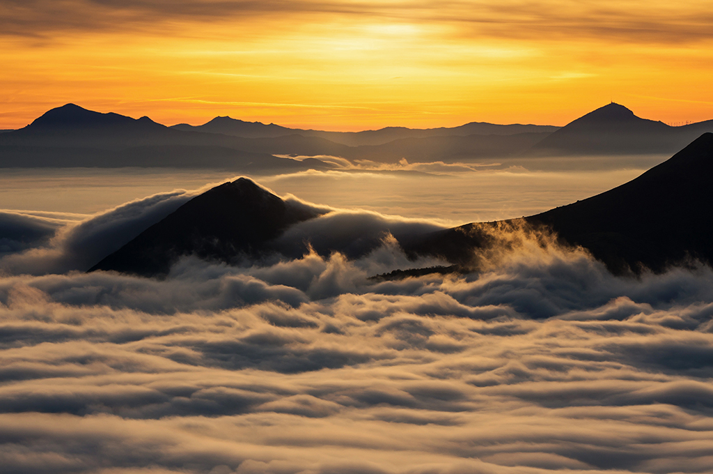 Amanecer sobre la niebla
Primeras luces filtradas por las brumas. La densa niebla en el valle llega a envolver las montañas.
Álbumes del atlas: Z_FCMR2019 mar_de_nubes
