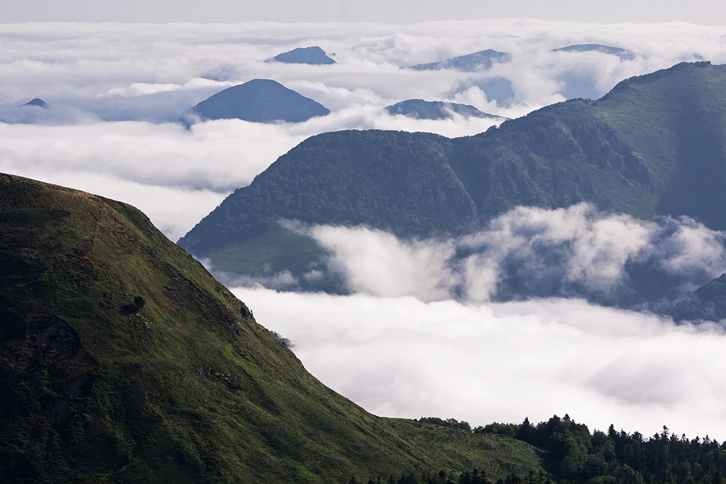 Niebla infinita
Desde la altura vemos la niebla, valle tras valle, hasta la llanura.
Álbumes del atlas: mar_de_niebla
