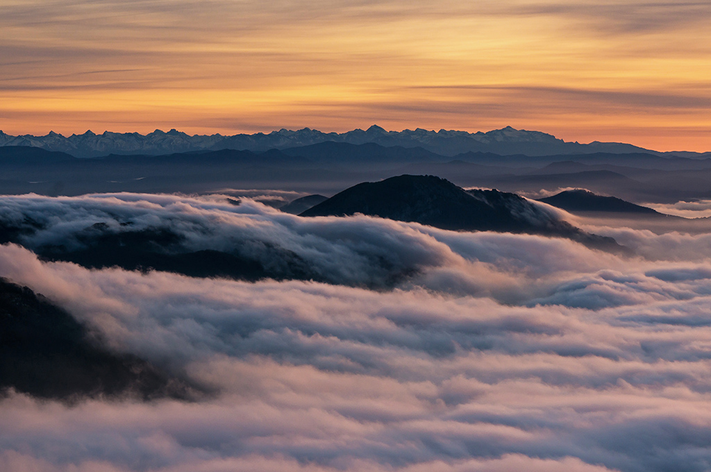 Pirineos más allá de la niebla
Primeros rayos de luz, niebla, colores de amanecer y la elegante silueta de los Pirineos en el horizonte.
Álbumes del atlas: mar_de_niebla