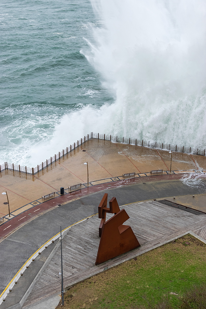 Temporal costero en San Sebastián
A partir de otoño se suelen dar episodios de grandes olas en el Mar Cantábrico. En este caso una ola rompe con fuerza sobre el Paseo Nuevo de Donostia-San Sebastián.
Álbumes del atlas: zfo22