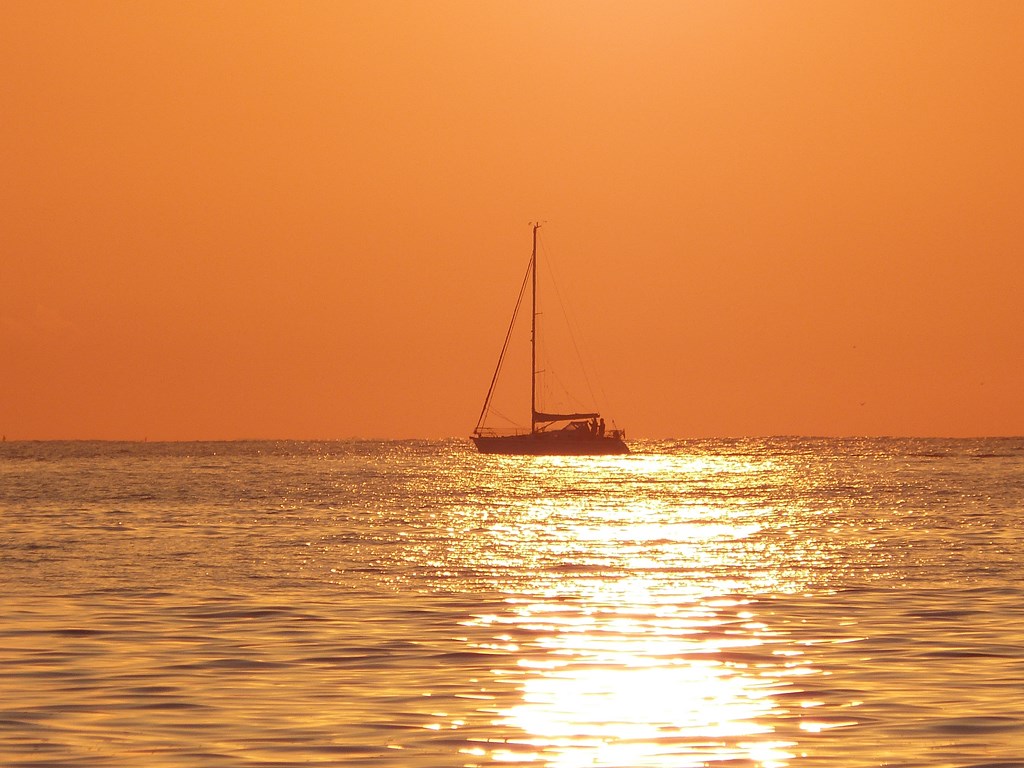 Navegando al amanecer
Mañana despejada y luminosa, que augura un día caluroso de verano.
