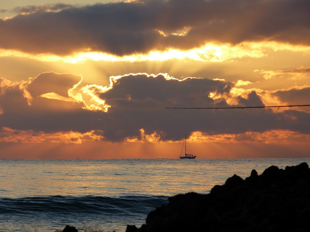 Pescando al amanecer 
Amanecer con nubes y claros, apropiado para lanzar la caña de pesca y dar un paseo en barco, disfrutando de bellos efectos cromáticos. 
